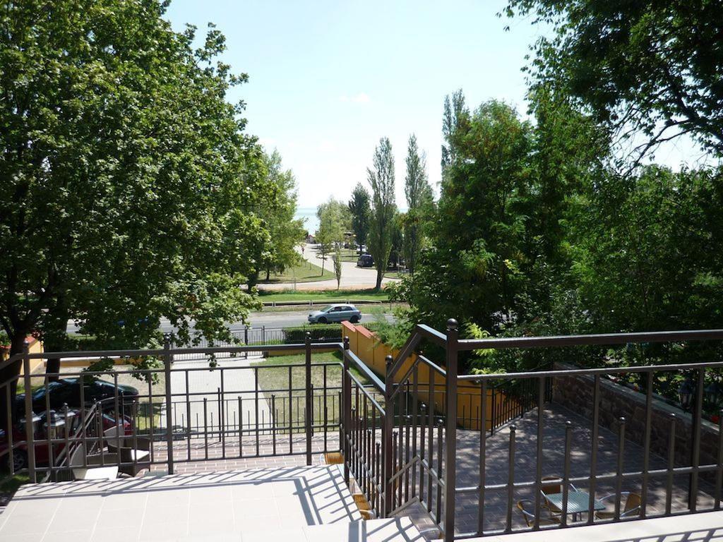 Stan és Panzió Acomodação com café da manhã Balatonalmádi Exterior foto