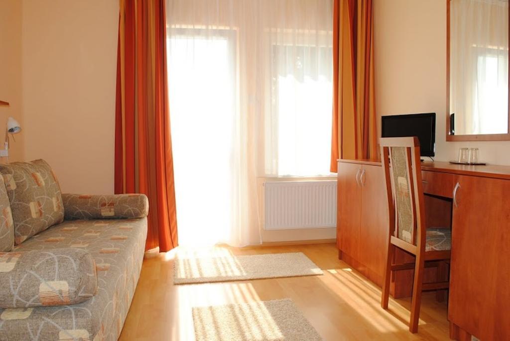 Stan és Panzió Acomodação com café da manhã Balatonalmádi Quarto foto